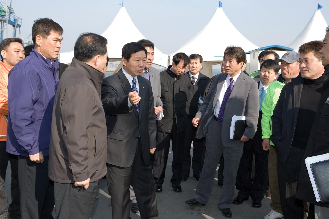 주꾸미 축체 현장에서 회의를 하고있는 부시장님과 관계자님들 2