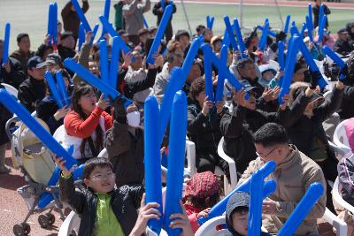 남녀노소 관계없이 야구를 즐기는 시민들 8