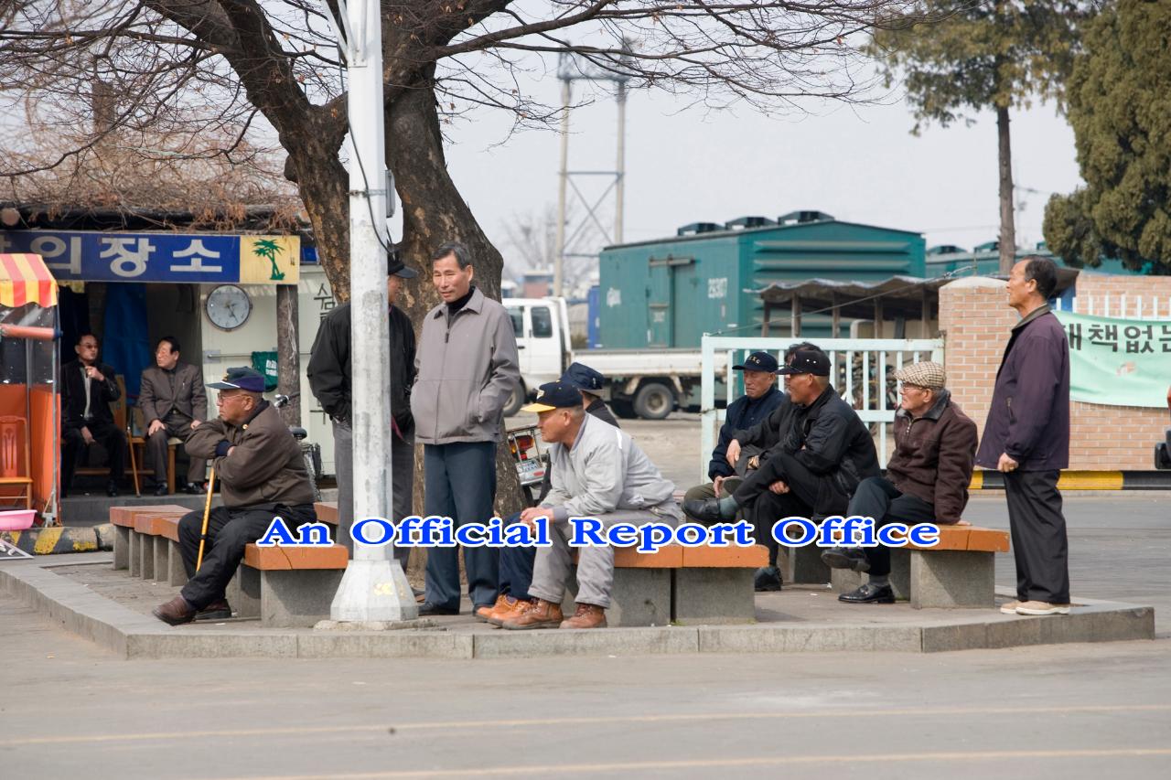 억전 근처에서 쉬고계신 어르신들