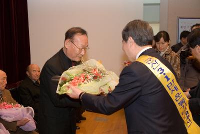 관계자분들께 꽃다발을 건네는 송웅재 부시장님 3