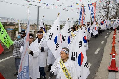 남녀노소 관계없이 누구나 태극기를 들고있는 모습 1