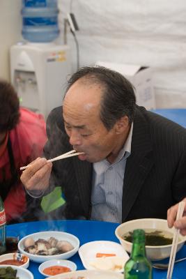 주꾸미를 맛있게 드시는 시민분들 2