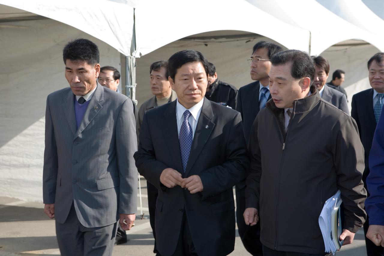 축제 관련 대화를 나누며 걷고 계시는 부시장님과 관계자분들 6