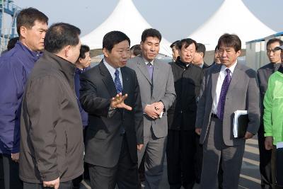 주꾸미 축체 현장에서 회의를 하고있는 부시장님과 관계자님들 3