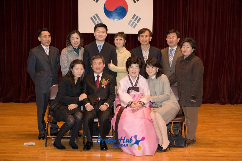 송웅재 부시장님의 가족분들과 함께 기념촬영 모습