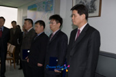 진지한 모습으로 서있는 의원님들사진(00011)