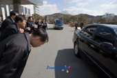 의원들의 인사를 받으시면서 차를 타시는 부시장님사진(00016)