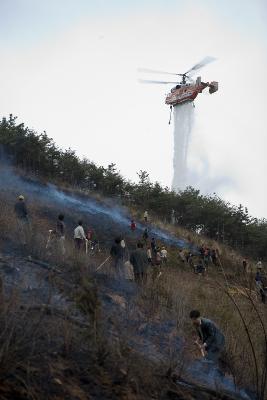 물을 내 뿜고 있는 소방 헬리콥터 5