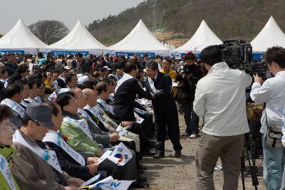 송웅재 전 부시장님과 악수를 나누시는 의원님들 1