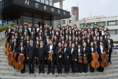 공연이 끝난 후 기념 사진을 찍으시는 시립 교향 악단분들