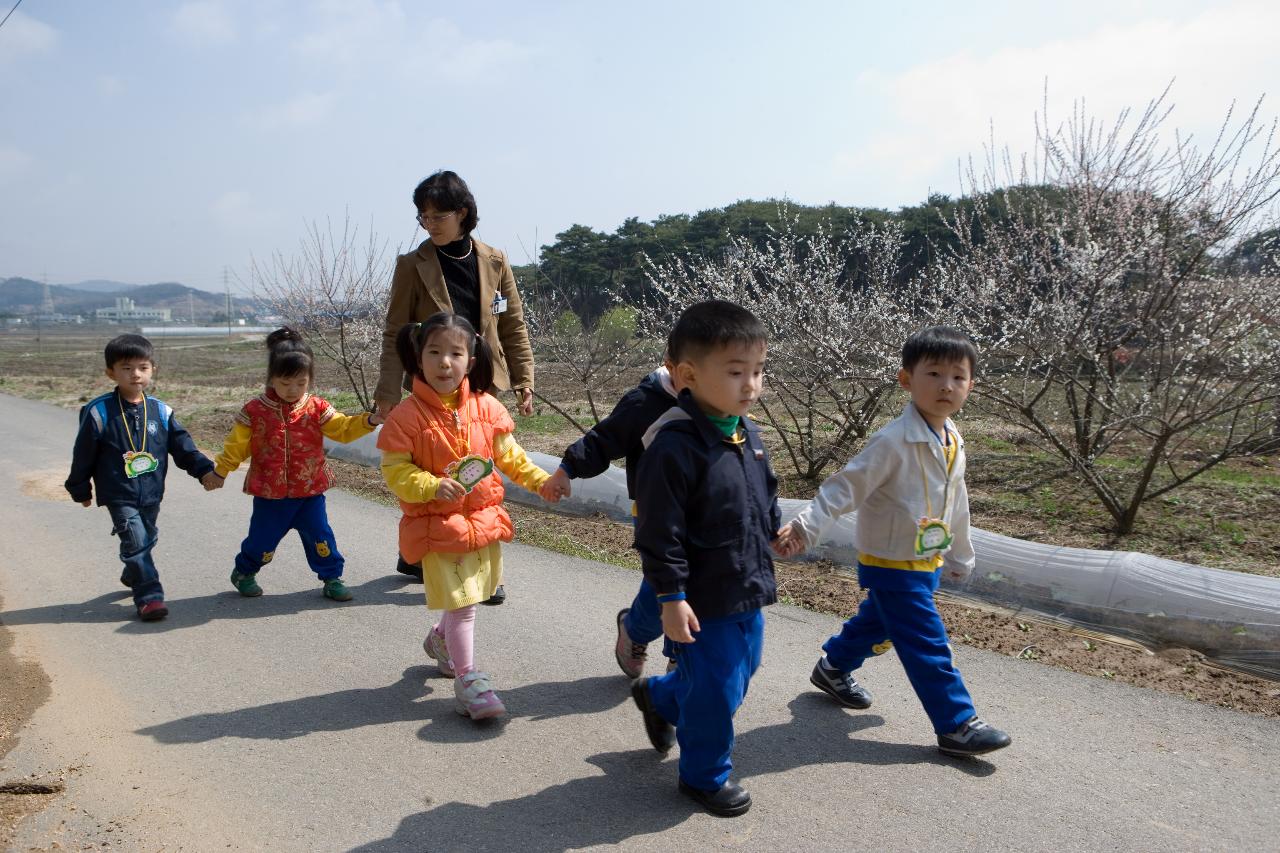 서로 손잡고 걸어가는 어린이들