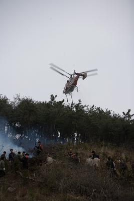 물을 내 뿜고 있는 소방 헬리콥터 3