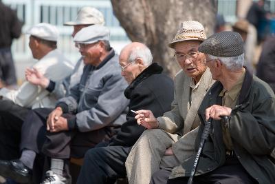 역전 앞에서 휴식을 취하고 게신 어르신분들 6