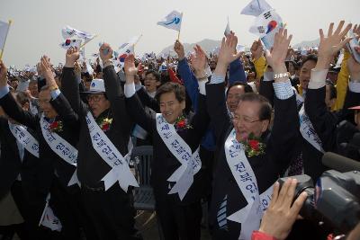 태극기를 힘차게 흔드시는 부시장님과 의원님들 2