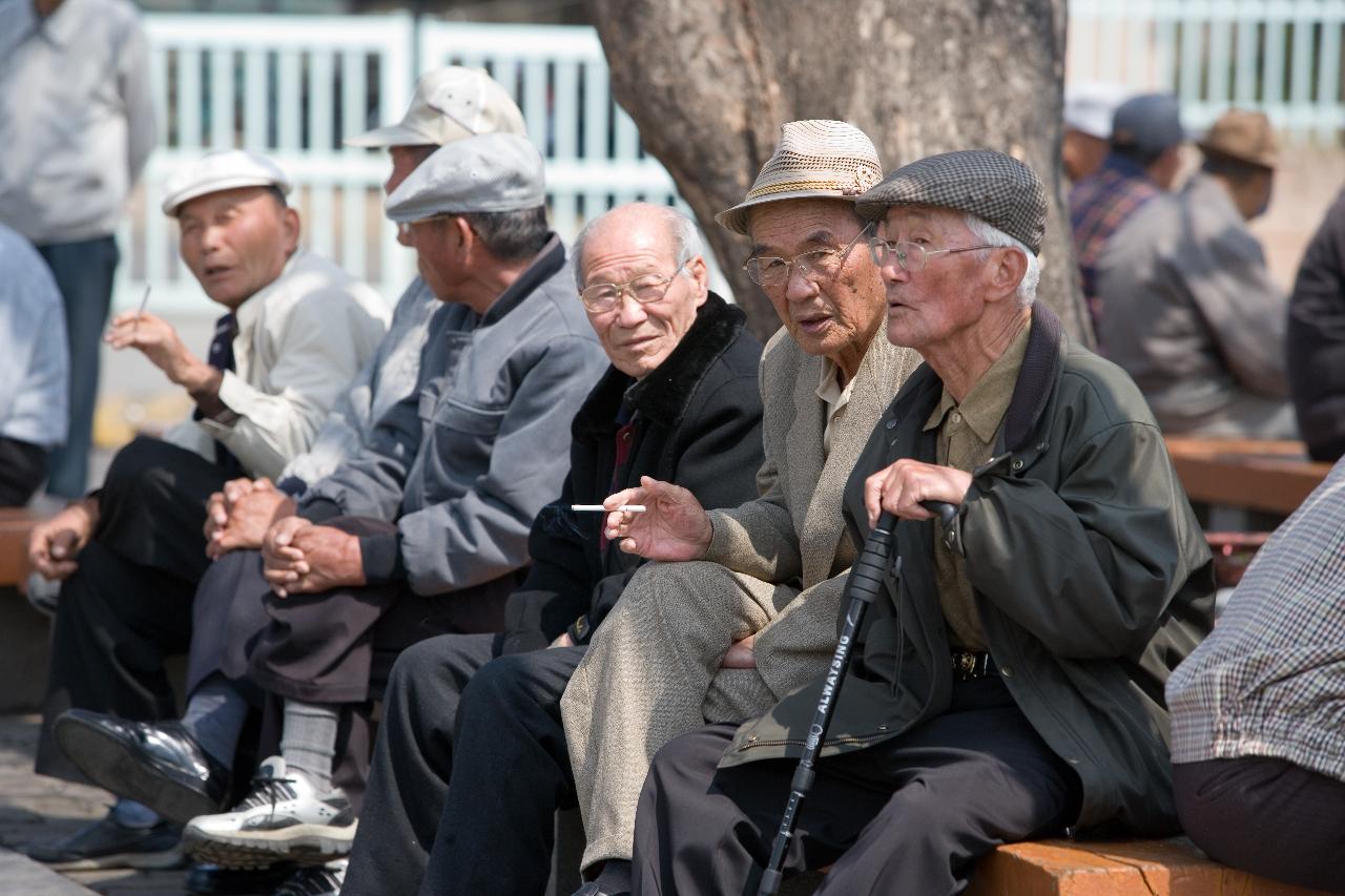 역전 앞에서 휴식을 취하고 게신 어르신분들 2