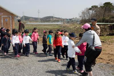 두줄씩 서있는 어린이들 1