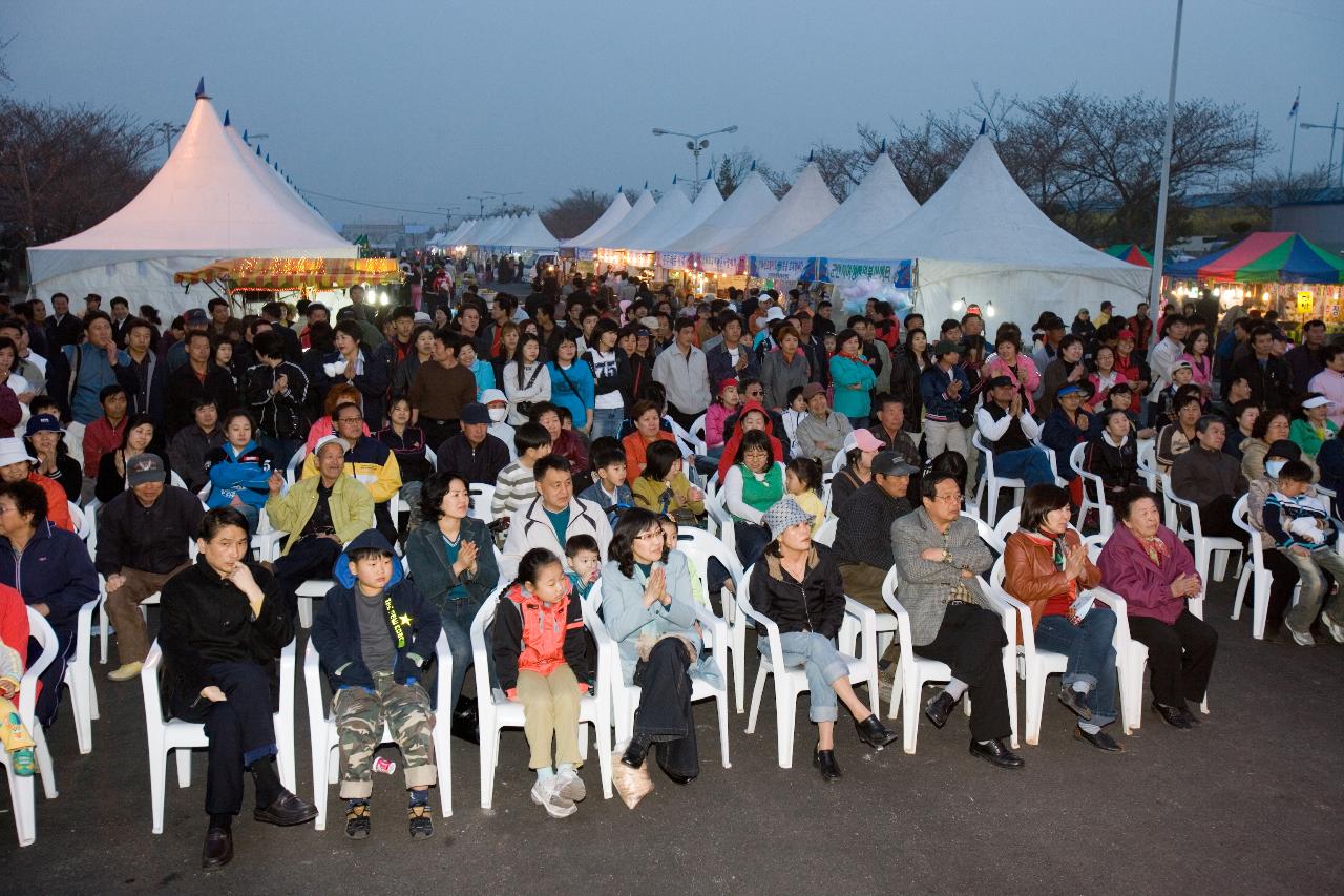 군산 벚꽃 예술제를 구경하시는 시민분들 1