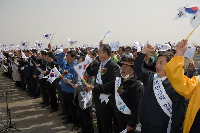 태극기를 힘차게 흔드시는 부시장님과 의원님들 1