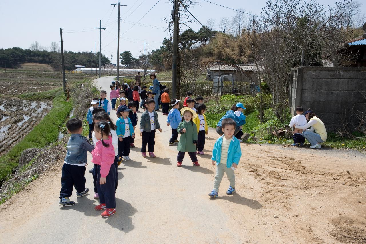 자유롭게 놀고있는 어린이들 1