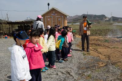 두줄씩 서있는 어린이들 2