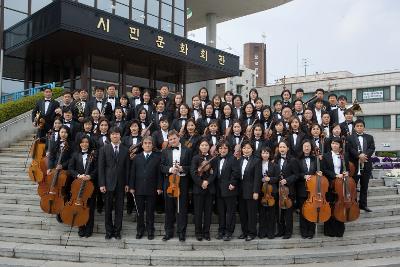 연주가 끝난 후 기념사진을 찍으시는 시립 교향 악단분들