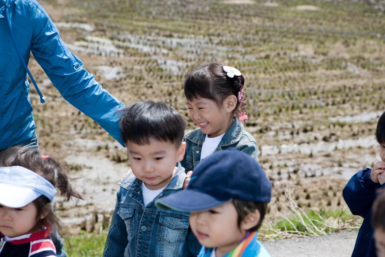 해맑게 미소를 짓고있는 어린이들 2