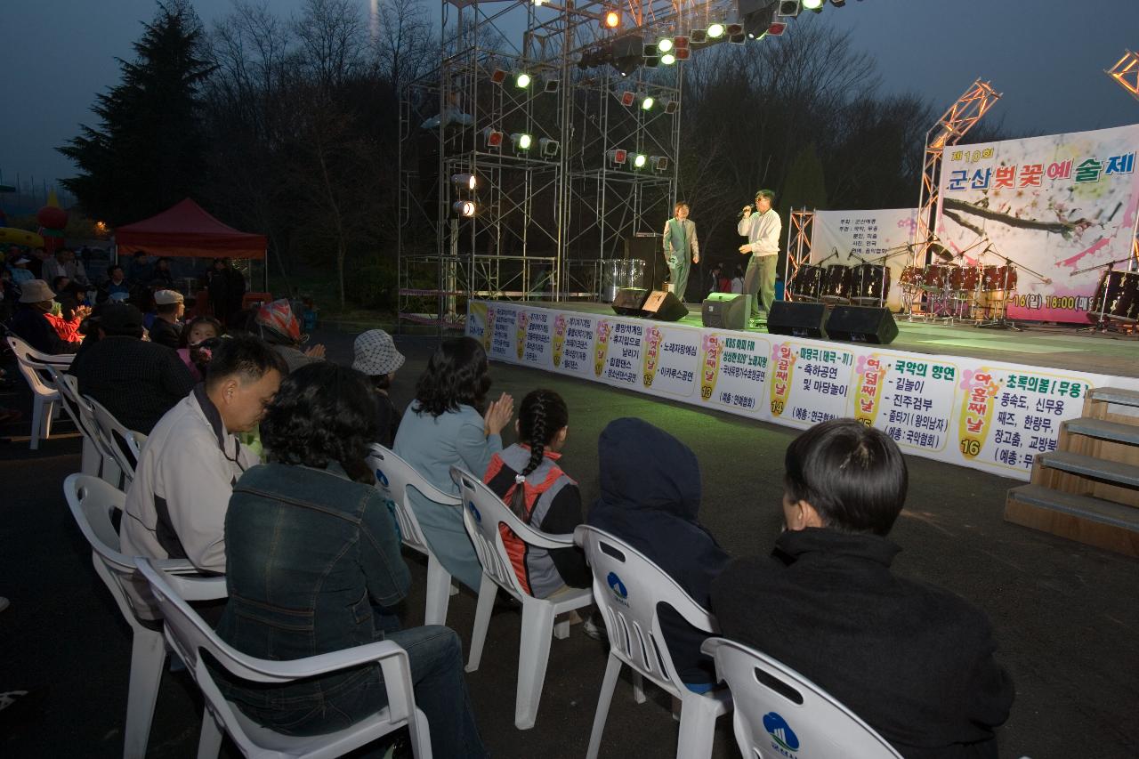 군산 벚꽃 예술제를 구경하시는 시민분들 3