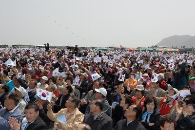 태극기를 힘차게 흔드시는 시민분들의 모습 2