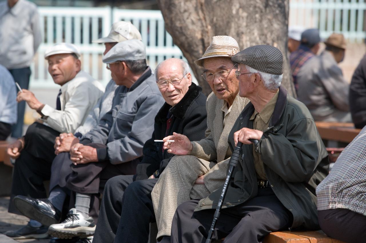 역전 앞에서 휴식을 취하고 게신 어르신분들 1