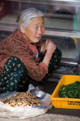 나물을 팔고 계신 할머니 2사진(00008)