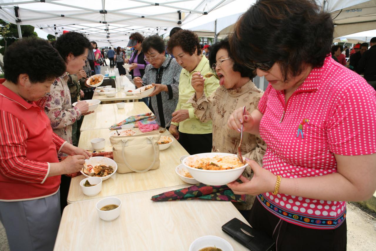 맛있게 밥을 드시는 어르신들 2