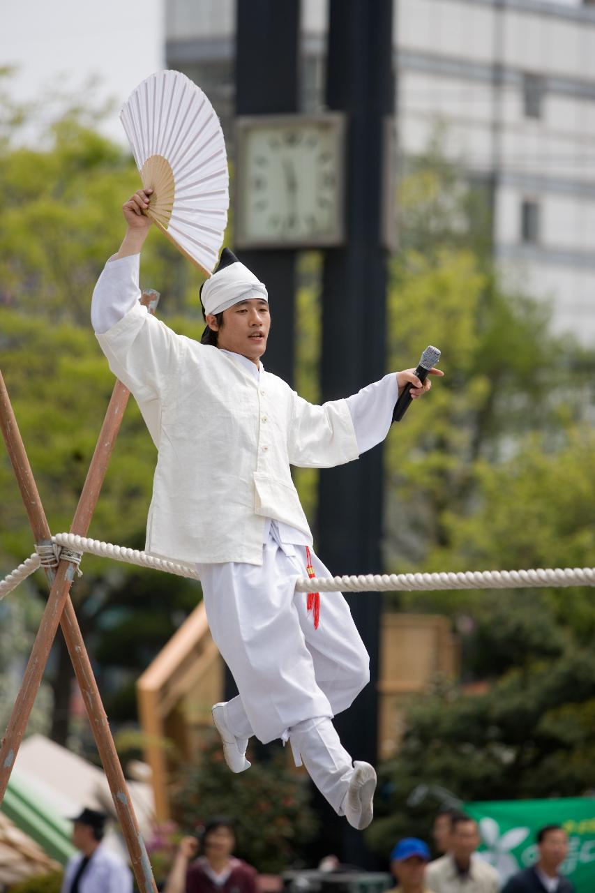 외 줄 위에 앉은 곡예사