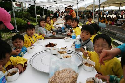 맛있게 점심밥을 먹는 어린이들 1