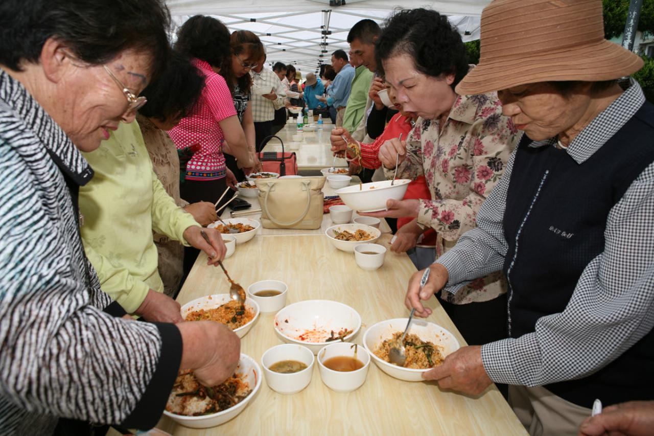 맛있게 밥을 드시는 어르신들 1