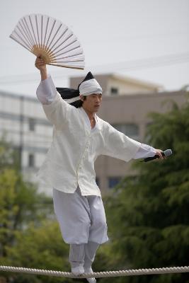 두 발로 안전하게 줄 위에 착지한 곡예사