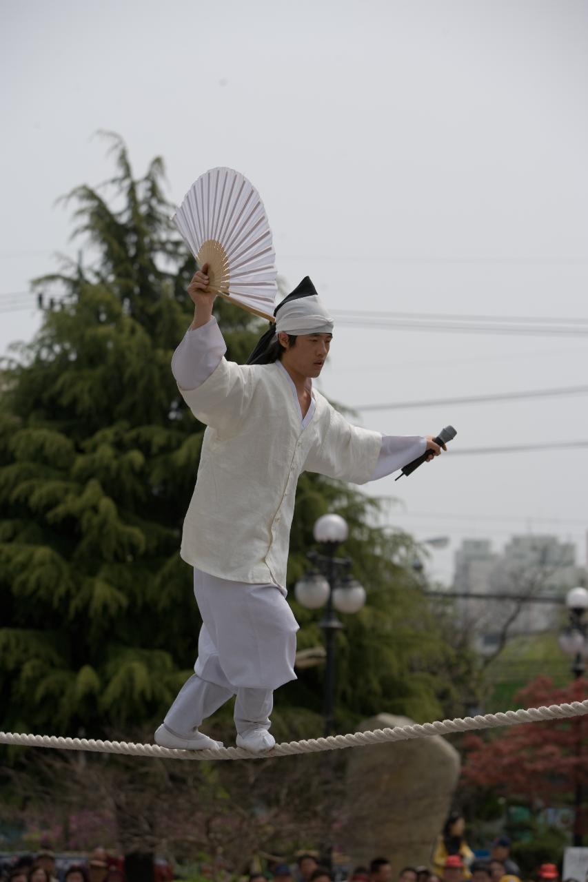 외 줄 위에서 뛰어다니는 곡예사 2