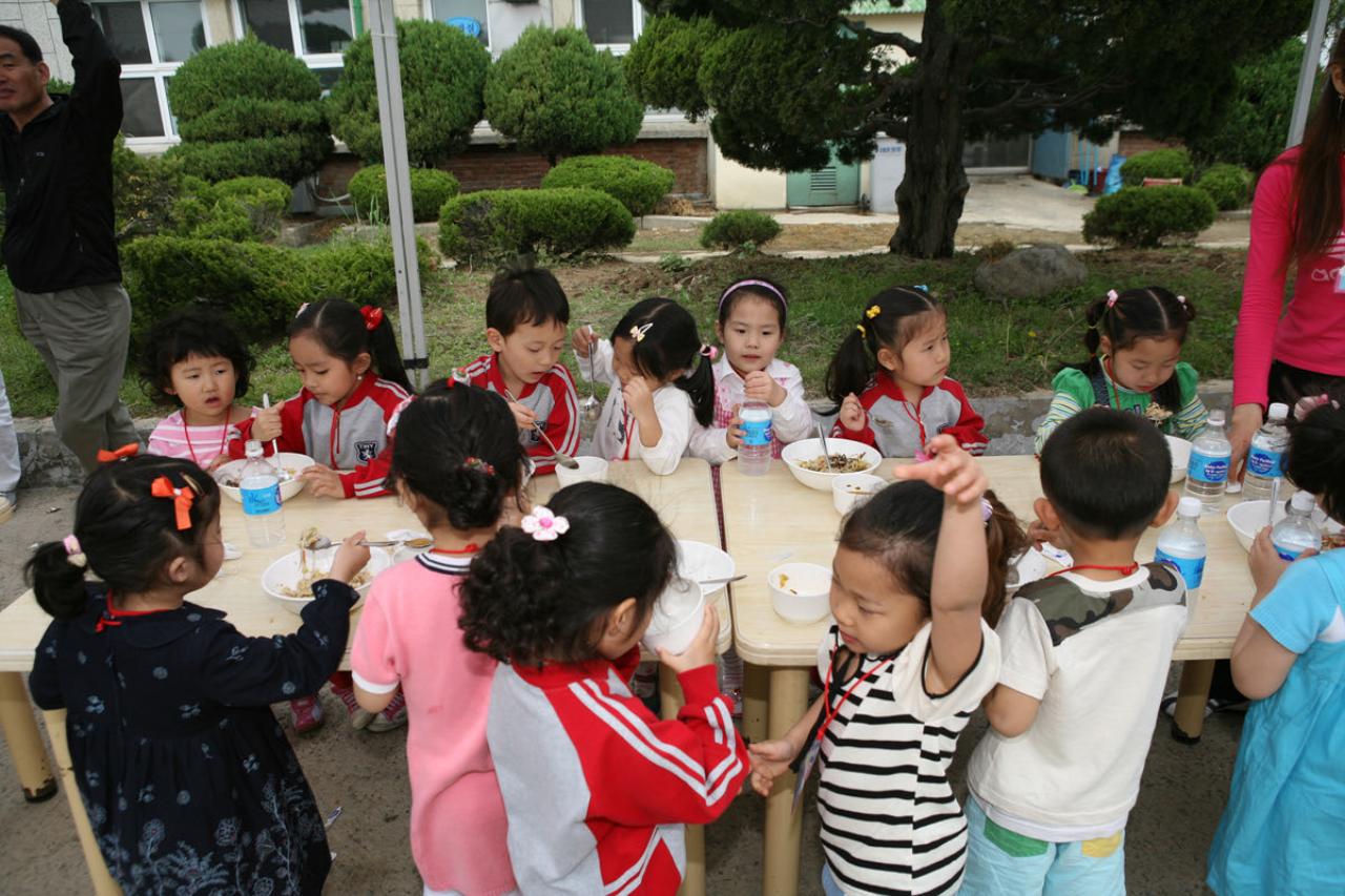 맛있게 점심밥을 먹는 어린이들 2