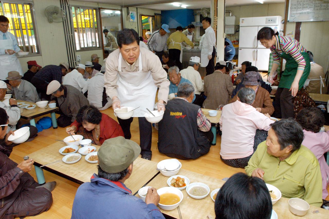 경로 식당에서 식사를 하시는 많은 어르신들 2