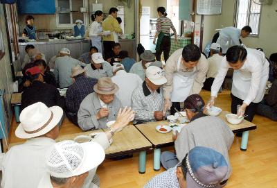 경로 식당에서 식사를 하시는 많은 어르신들 1