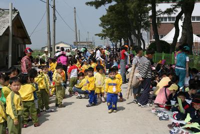 꽁당보리 행사에 놀러온 어린이들