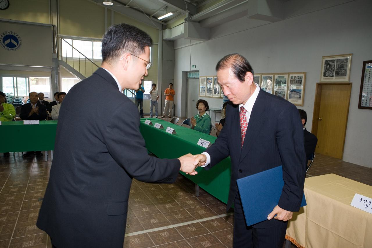 악수를 하시는 관계자분과 시장님