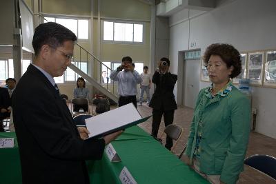 당선증을 읽으시는 관계자님 6