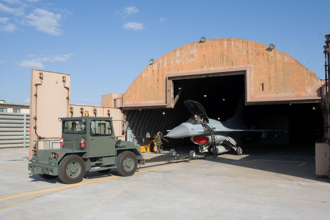 군산비행장 F-16전투기 배치