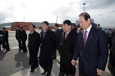 현대중공업 현장을 둘러보시며 대화하시는 강봉균 시의원님과 문동신 시장님과 김완주 도지사님과 해수부장관님1