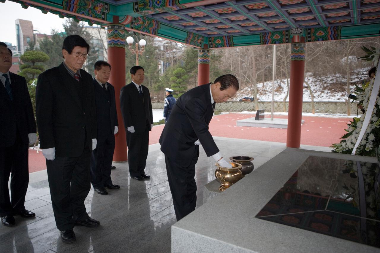 분향을 하시는 문동신 시장님과 뒤에 서있는 관련인사들