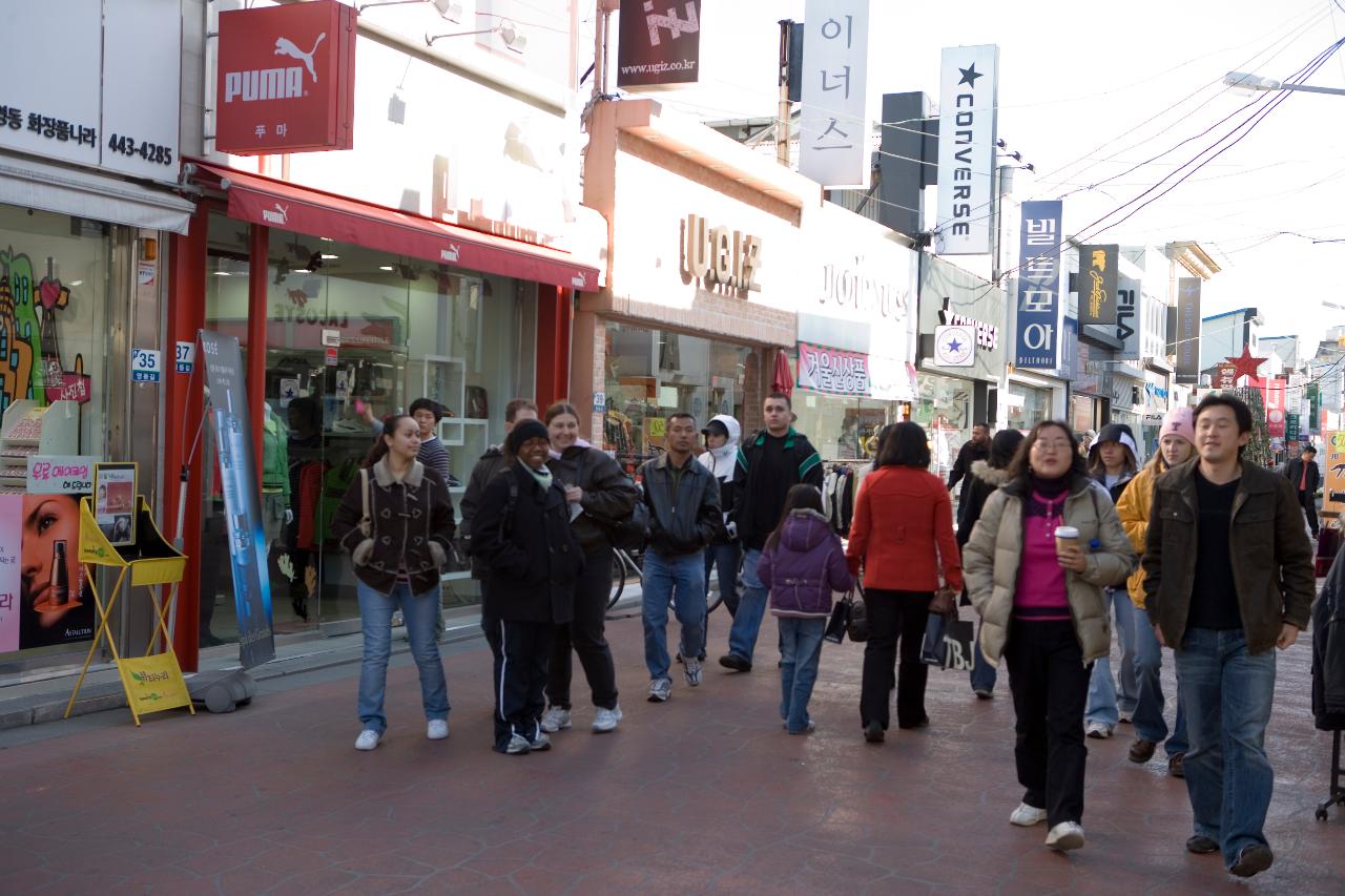 주한미군 여성들이 영동골목으로 나와서 돌아다니는 모습2