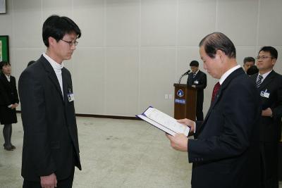 사령장을 교부하시는 시장님의 모습6