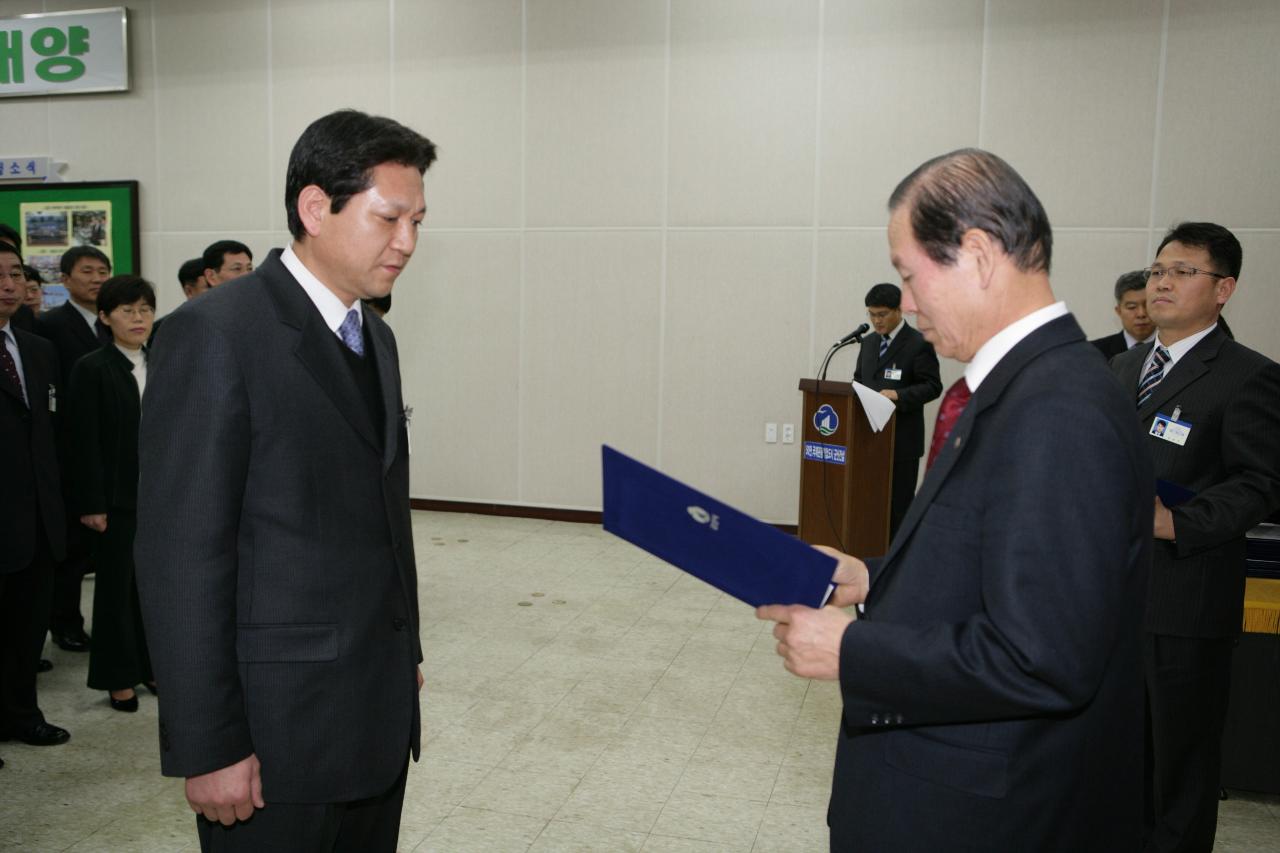 사령장을 교부하시는 시장님의 모습5