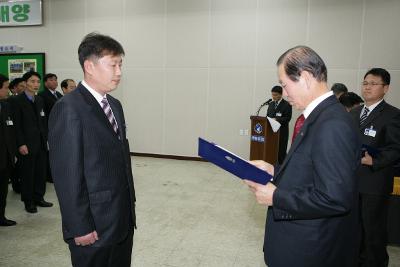 사령장을 교부하시는 시장님의 모습8