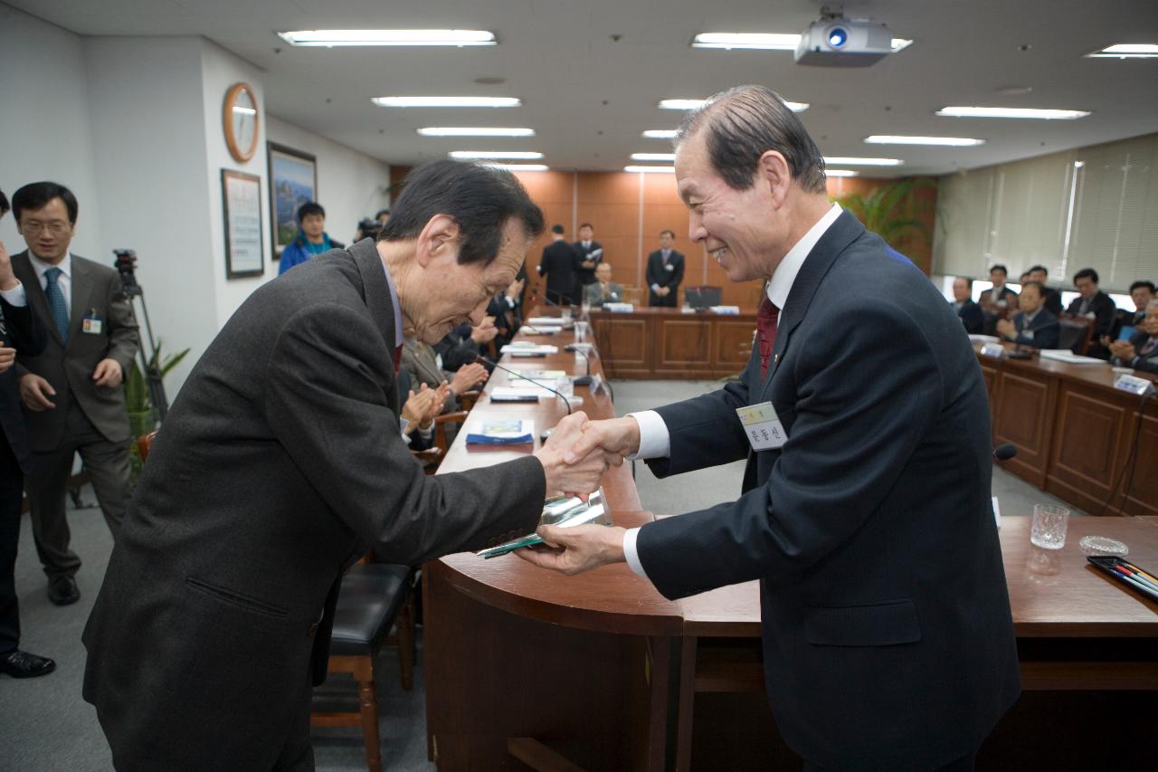 상패를 전달하시는 문동신시장님